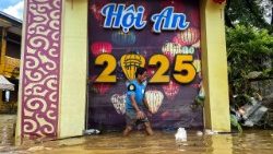 Um homem remove destroços de uma área alagada em Hoi An, após as enchentes mortais no centro do Vietnã, em 31 de outubro de 2025. REUTERS/Thinh Nguyen