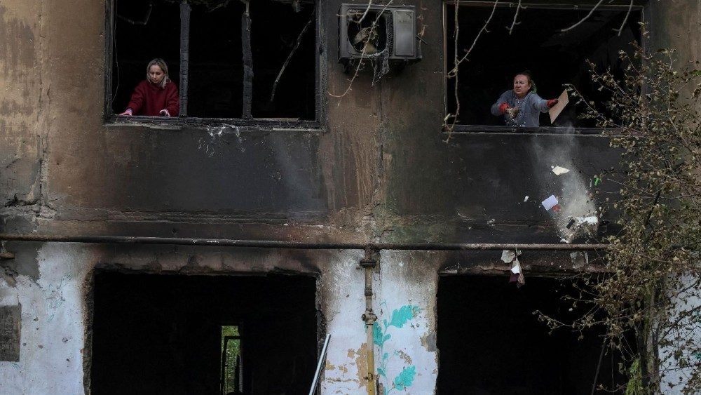 Moradores removem cacos de vidro das janelas de um prédio de apartamentos danificado por um ataque de drone russo, em meio ao ataque da Rússia à Ucrânia, na cidade de Shakhtarske, região de Dnipropetrovsk, Ucrânia, em 19 de outubro de 2025. REUTERS/Anatolii Stepanov