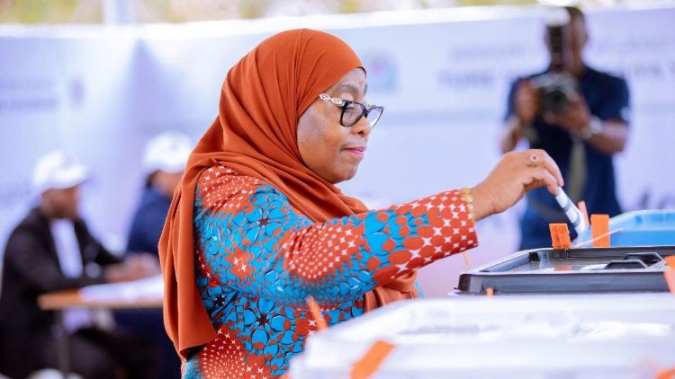 Tansanias Präsidentin, Samia Suluhu Hassan, gibt ihre Stimme in einem Wahllokal in Dodoma ab (Agenturbild). Sie wurde wiedergewählt - doch es gibt Kritik