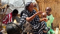 Houda Ali Mohammed, de 32 anos, uma mãe sudanesa deslocada com quatro filhos, prepara comida em um abrigo improvisado em meio ao conflito em curso entre as Forças de Apoio Rápido (RSF) e o exército sudanês, em Tawila, Darfur do Norte, Sudão, em 30 de julho de 2025. REUTERS/Mohamed Jamal/Foto de arquivo