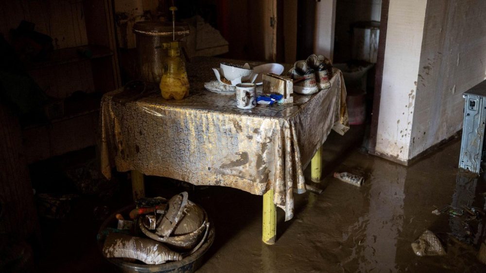 Móveis e pertences pessoais cobertos de lama em uma casa após fortes inundações causadas pelo tufão Kalmaegi em Bacayan, cidade de Cebu, Filipinas, 5 de novembro de 2025. REUTERS/Eloisa Lopez