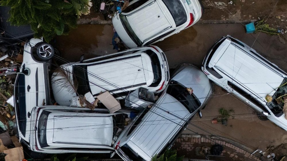 Imagens de drone mostram carros amontoados após serem arrastados pelas enchentes causadas pelo tufão Kalmaegi em um bairro residencial em Bacayan, Cebu City, Filipinas, em 5 de novembro de 2025. REUTERS/Eloisa Lopez