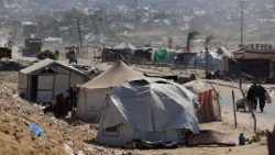 Tende per sfollati accanto a un bacino di raccolta dell'acqua piovana inquinato, Khan Younis (Reuters)