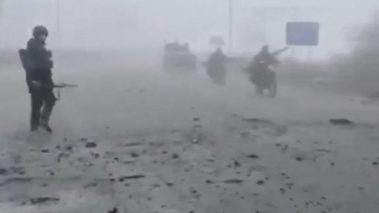 Soldati russi entrano nella città ucraina di Pokrovsk coperta da una fitta nebbia