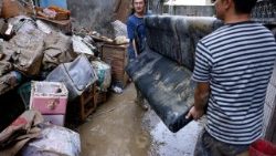 புயலால் பாதிக்கப்பட்டுள்ள மக்கள் 