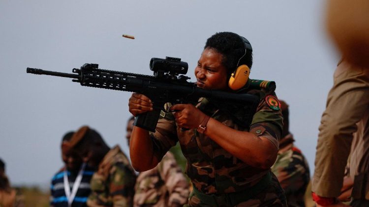 Des militaires en formation lors de la journée de démonstration du salon BAMEX'25 Defense Expo, à Koulikoro, au Mali, le 13 novembre 2025. 