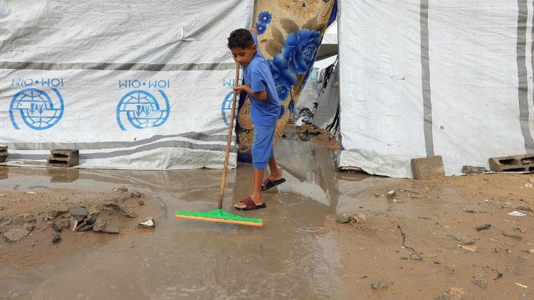 Palästinenser suchen während des Regens in Gaza-Stadt Schutz in Zelten