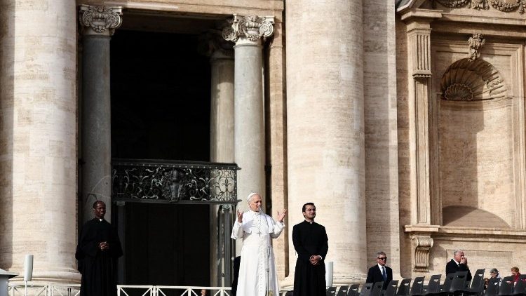 संत पेत्रुस महागिरजाघर के प्राँगण में उपस्थित विश्वासियों का अभिवादन करते संत पापा लियो 14वें