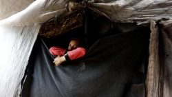 Rifugi di fortuna dopo la distruzione delle abitazioni a Gaza