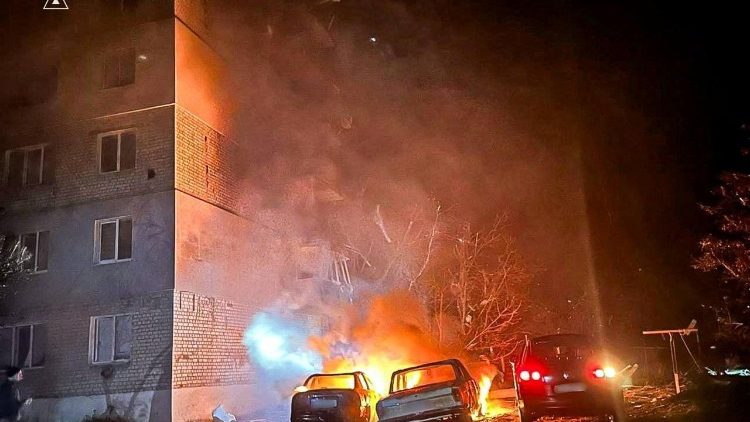 Local do prédio de apartamentos atingido por um míssil russo, em meio ao ataque da Rússia à Ucrânia, na cidade de Balakliia, região de Kharkiv, Ucrânia, nesta imagem divulgada em 17 de novembro de 2025. Serviço de imprensa do Serviço Estatal de Emergência da Ucrânia na região de Kharkiv/Divulgação via REUTERS