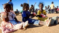 Niños desplazados en un campo de refugiados en Al-Dabbah, Sudán