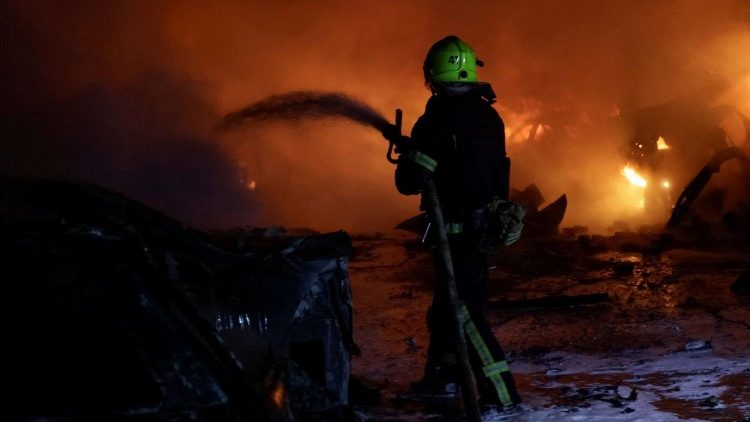 Um bombeiro apaga o fogo em carros em chamas perto do prédio de apartamentos atingido por um ataque de drone russo, em meio ao ataque da Rússia à Ucrânia, em Kharkiv, Ucrânia, em 19 de novembro de 2025. REUTERS/Sofiia Gatilova