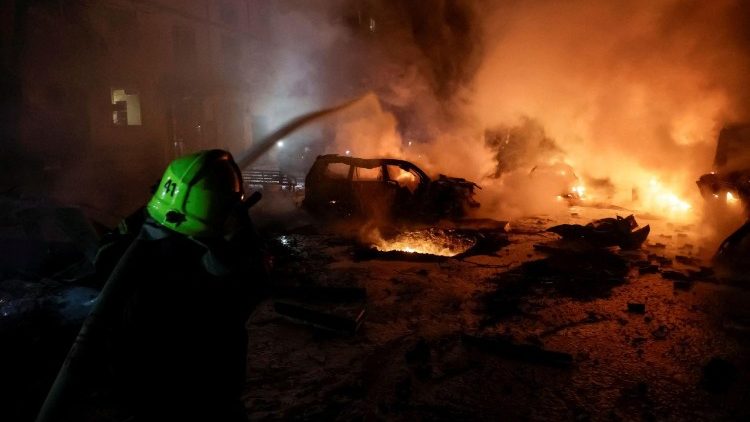Um bombeiro apaga o fogo em carros em chamas perto do prédio de apartamentos atingido por um ataque de drone russo, em meio ao ataque da Rússia à Ucrânia, em Kharkiv, Ucrânia, em 19 de novembro de 2025. REUTERS/Sofiia Gatilova
