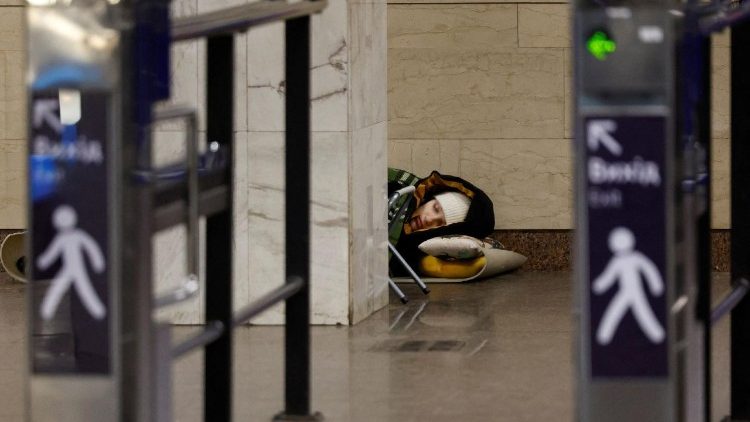 Uma pessoa dorme enquanto se abriga dentro de uma estação de metrô durante um ataque russo com mísseis e drones, em meio à ofensiva da Rússia contra a Ucrânia, em Kiev, Ucrânia, em 19 de novembro de 2025. REUTERS/Alina Smutko