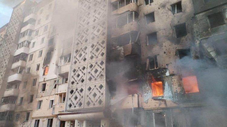 Moradores caminham em frente a um prédio de apartamentos danificado durante um ataque de mísseis russos na manhã de 19 de novembro de 2025, em meio ao ataque da Rússia à Ucrânia, em Ternopil, Ucrânia. Foto do presidente ucraniano Volodymyr Zelenskiy via Telegram/Divulgação via REUTERS.