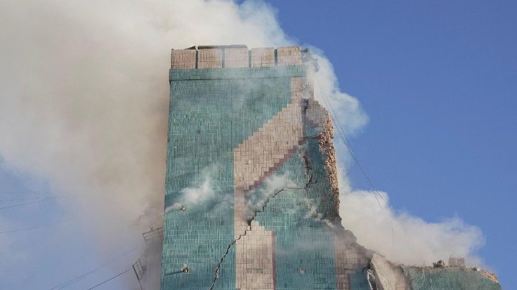 Fumaça sobe de um prédio de apartamentos atingido por um ataque de míssil russo na manhã de 19 de novembro de 2025, em meio ao ataque da Rússia à Ucrânia, em Ternopil, Ucrânia. REUTERS/Andriy Bodak