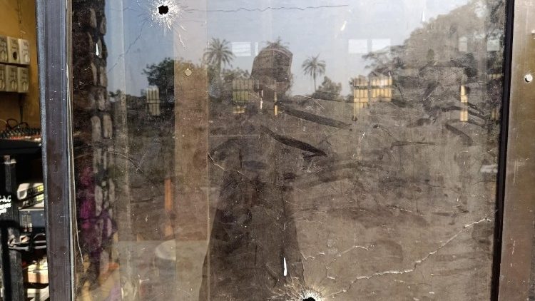 Les balles ont transpercé les vitres du lieu de culte d'Eruku.
