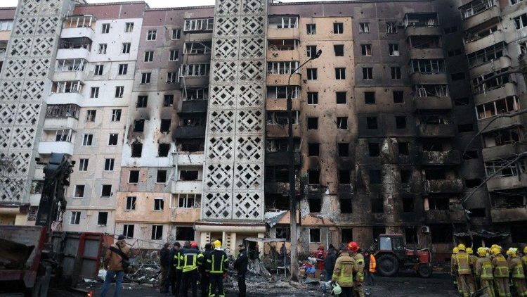 Equipes de resgate trabalham no local do prédio de apartamentos atingido por um ataque de míssil russo na manhã de 19 de novembro de 2025, em meio ao ataque da Rússia à Ucrânia, em Ternopil, Ucrânia. A imagem foi divulgada em 19 de novembro de 2025. (Foto: Assessoria de Imprensa do Serviço Estatal de Emergência da Ucrânia/Divulgação via REUTERS)