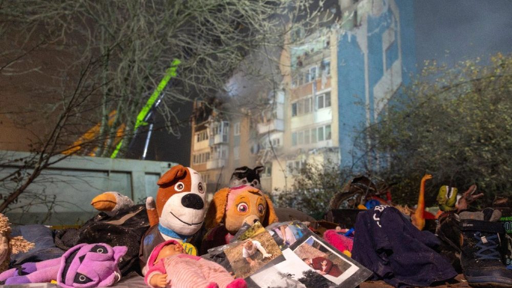 Soft toys lay at the site of an apartment building that was hit yesterday by a Russian missile, amid Russia's attack on Ukraine, in Ternopil.  REUTERS/Thomas Peter