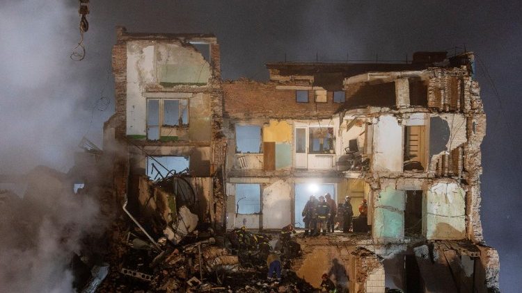 Equipes de resgate removem os escombros de um prédio de apartamentos atingido ontem por um míssil russo, em meio ao ataque da Rússia à Ucrânia, em Ternopil, Ucrânia, em 20 de novembro de 2025. REUTERS/Thomas Peter