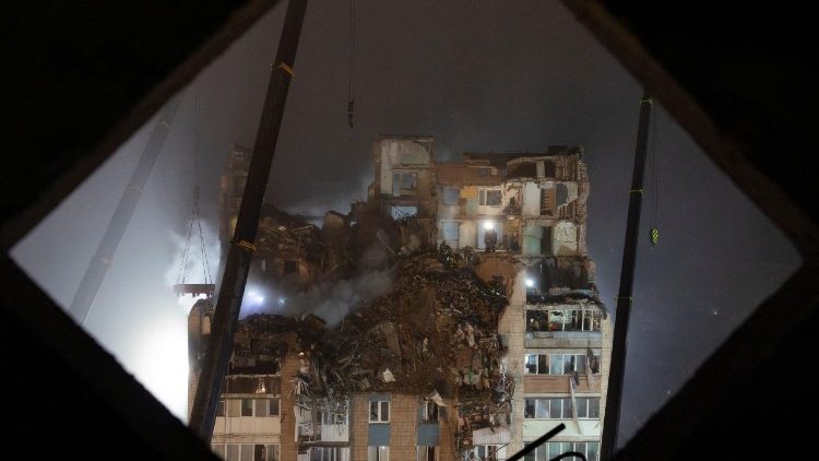 Equipes de resgate removem os escombros de um prédio de apartamentos atingido ontem por um míssil russo, em meio ao ataque da Rússia à Ucrânia, em Ternopil, Ucrânia, em 20 de novembro de 2025. REUTERS/Thomas Peter TPX IMAGES OF THE DAY