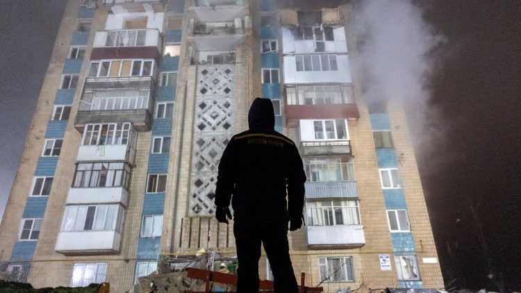 Um socorrista está em frente a um prédio de apartamentos atingido ontem por um míssil russo, em meio ao ataque da Rússia à Ucrânia, em Ternopil, Ucrânia, em 20 de novembro de 2025. REUTERS/Thomas Peter
