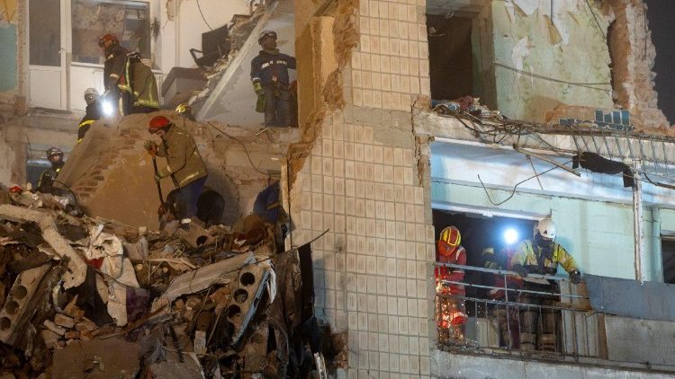 Equipes de resgate removem os escombros de um prédio de apartamentos atingido ontem por um míssil russo, em meio ao ataque da Rússia à Ucrânia, em Ternopil, Ucrânia, em 20 de novembro de 2025. REUTERS/Thomas Peter