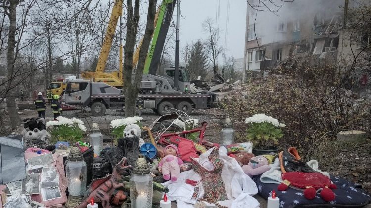 Um memorial improvisado no local de um prédio de apartamentos atingido ontem por um ataque de míssil russo, em meio ao ataque da Rússia à Ucrânia, em Ternopil, Ucrânia, em 20 de novembro de 2025. REUTERS/Andriy Bodak