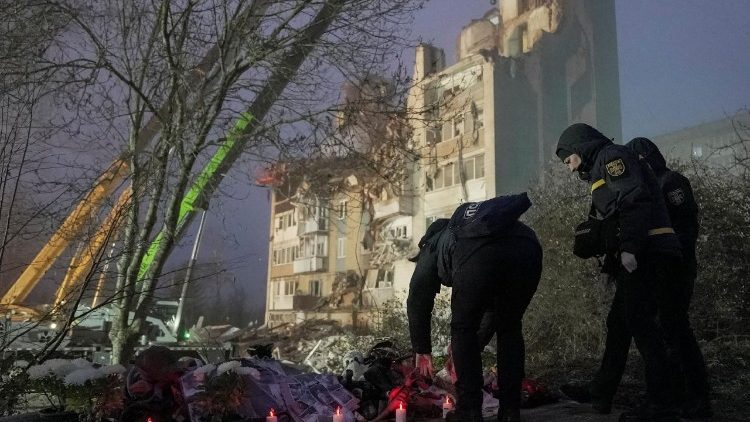 Socorristas acendem velas em um memorial improvisado no local de um prédio de apartamentos atingido ontem por um ataque de míssil russo, em meio ao ataque da Rússia à Ucrânia, em Ternopil, Ucrânia, em 20 de novembro de 2025. REUTERS/Andriy Bodak