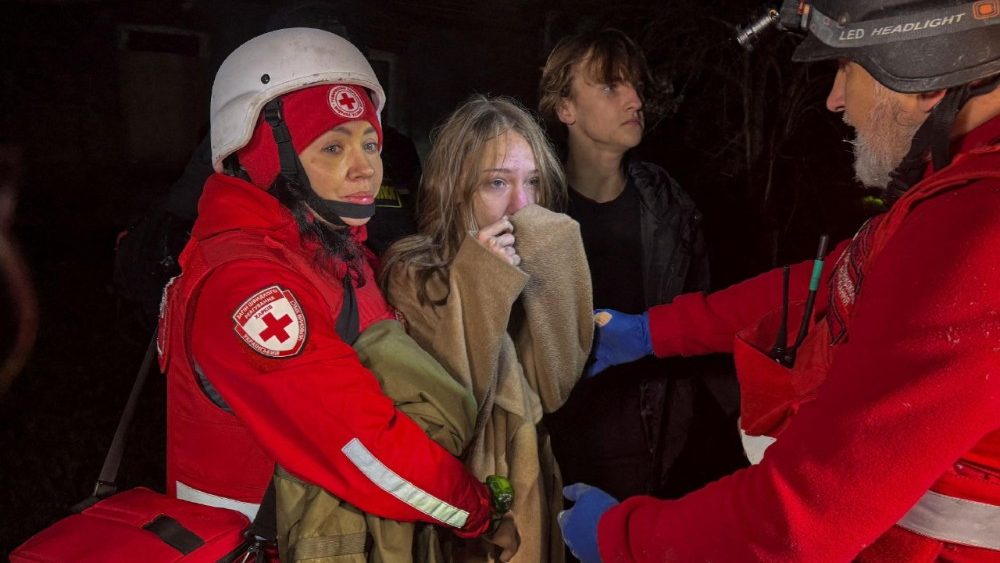 A reação de uma jovem ucraniana ao ver sua mãe morta durante um ataque de drone russo, em meio à ofensiva da Rússia contra a Ucrânia, em Kharkiv, Ucrânia, em 23 de novembro de 2025. REUTERS/Vitalii Hnidyi