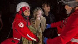 A reação de uma jovem ucraniana ao ver sua mãe morta durante um ataque de drone russo, em meio à ofensiva da Rússia contra a Ucrânia, em Kharkiv, Ucrânia, em 23 de novembro de 2025. REUTERS/Vitalii Hnidyi