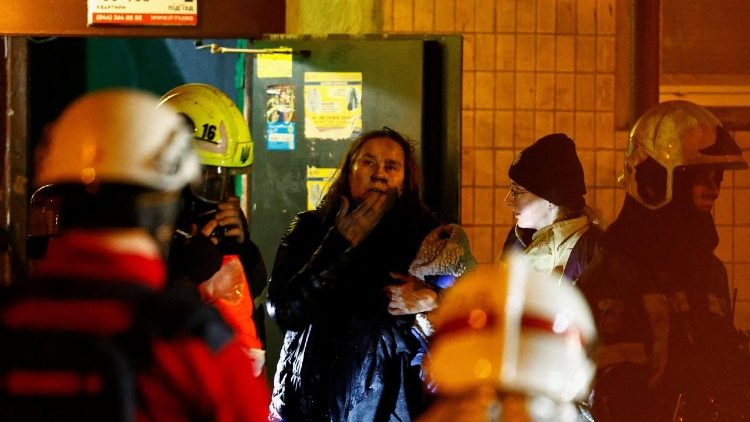 Bombeiros auxiliam um morador durante a evacuação de um prédio de apartamentos atingido por um ataque de drone russo, em meio ao ataque da Rússia à Ucrânia, em Kiev, Ucrânia, em 25 de novembro de 2025. REUTERS/Valentyn Ogirenko