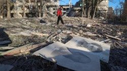 Um morador caminha perto de um prédio escolar destruído durante ataques aéreos russos, em meio ao ataque da Rússia à Ucrânia, na cidade de Sloviansk, região de Donetsk, Ucrânia, em 25 de novembro de 2025. REUTERS/Anatolii Stepanov