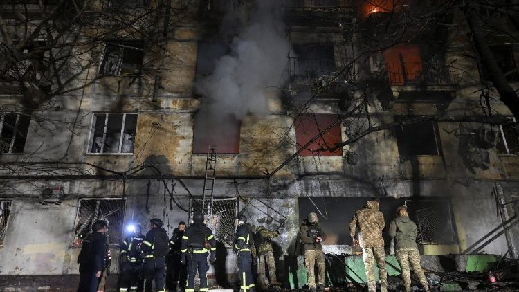 Bombeiros e policiais trabalham no local de um prédio de apartamentos danificado durante um ataque noturno de drone russo, em meio à ofensiva da Rússia contra a Ucrânia, em Zaporizhzhia, Ucrânia, em 25 de novembro de 2025. REUTERS/Stringer