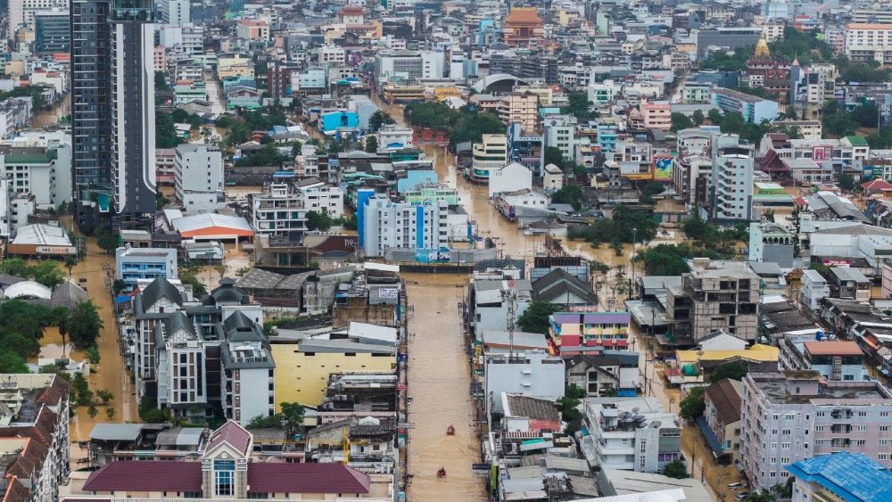 Imagens de drone mostram equipes de resgate navegando em seus barcos por uma rua alagada no distrito de Hat Yai, afetado pelas fortes chuvas que atingiram diversas províncias no sul da Tailândia e causaram mortes, na província de Songkhla, Tailândia, 26 de novembro de 2025. REUTERS/Tannarin Suchipong