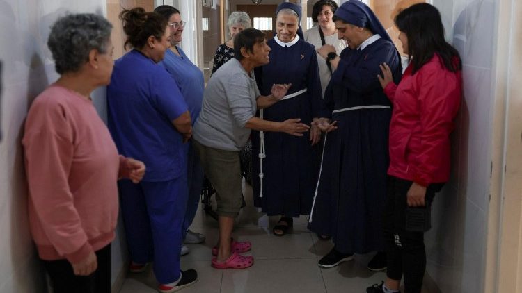 Die Generaloberin der Kongregation der Franziskanerinnen vom Kreuz, Schwester Marie Makhlouf, und die Direktorin der psychiatrischen Klinik De La Croix, Schwester Rose Hanna, unterhalten sich am 19. November 2025 mit Patienten in der Klinik in Jal el-Dib im Libanon (Foto: Reuters)