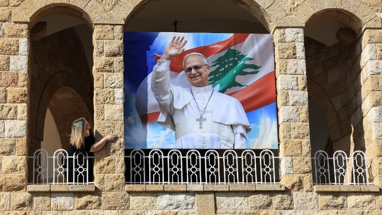 Banner mit Papst Leo XIV.