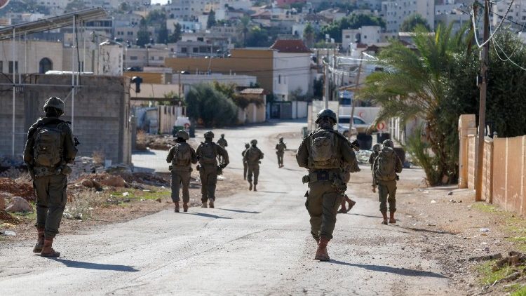 Annunciata dall'Idf una nuova operazione antiterrorismo in Cisgiordania. Militari israeliani in azione a Tubas (Reuters)