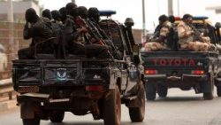 Patrullas de soldados y hombres armados en las calles de Bissau