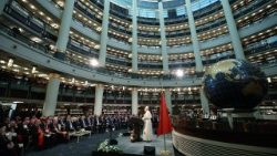 Leó pápa szól a török hatóság képviselőihez az elnöki palota nemzeti könyvtárában  