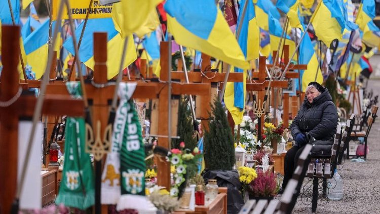 Uma mulher visita o túmulo de um parente morto em confrontos contra tropas russas durante o ataque da Rússia à Ucrânia, no cemitério de Lychakiv, em Lviv, Ucrânia, em 27 de novembro de 2025. REUTERS/Roman Baluk