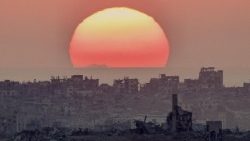 El sol poniente entre los escombros del norte de la Franja de Gaza