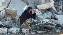 Ein Mann sitzt auf Trümmern - Agenturbild