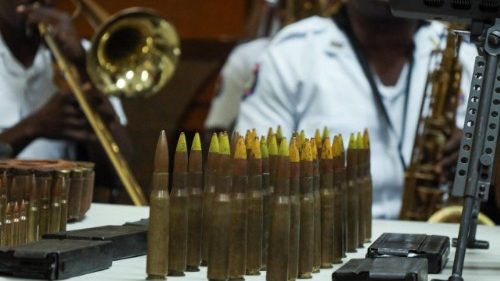 Alcune delle armi sequestrate alle gang di Haiti