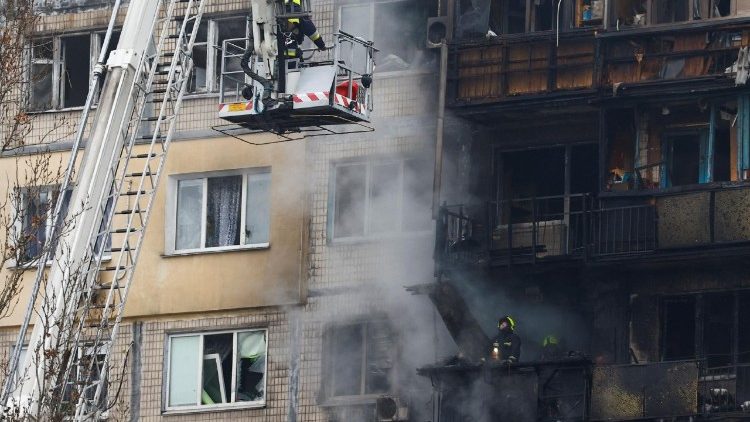 Equipes de emergência trabalham em um prédio de apartamentos danificado durante um ataque russo com mísseis e drones contra Kiev, em meio ao ataque da Rússia à Ucrânia, em 29 de novembro de 2025. REUTERS/Valentyn Ogirenko