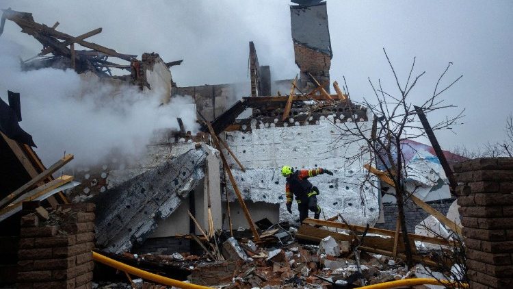 Um bombeiro caminha no local de uma casa particular que pegou fogo após ser atingida por um drone russo durante uma noite de ataques a Kiev, em meio ao ataque da Rússia à Ucrânia, em 29 de novembro de 2025. REUTERS/Thomas Peter