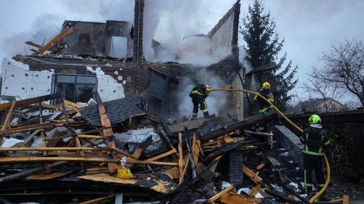 Bombeiros trabalham no local de uma casa particular que pegou fogo após ser atingida por um drone russo durante uma noite de ataques a Kiev, em meio ao ataque da Rússia à Ucrânia, em 29 de novembro de 2025. REUTERS/Thomas Peter