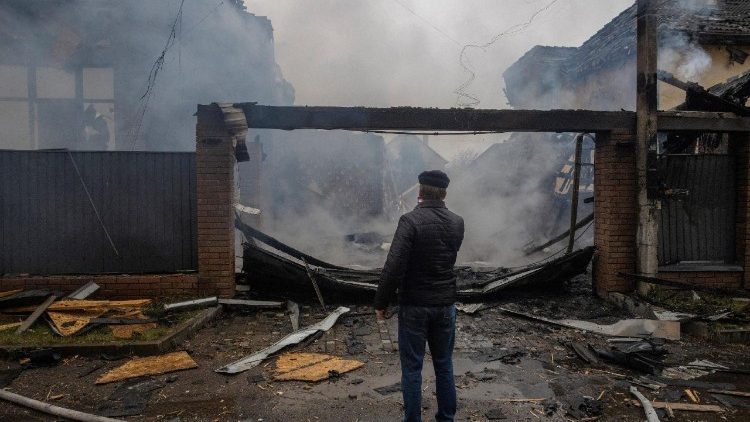 Um vizinho observa uma casa particular que foi consumida pelas chamas após ser atingida por um drone russo durante uma noite de ataques a Kiev, em meio ao ataque da Rússia à Ucrânia, em 29 de novembro de 2025. REUTERS/Thomas Peter