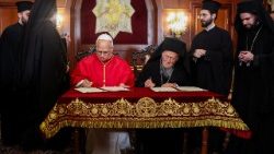 Popiežius ir patriarchas pasirašo deklaracijos tekstą