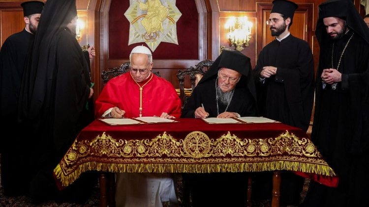 Popiežius ir patriarchas pasirašo deklaracijos tekstą